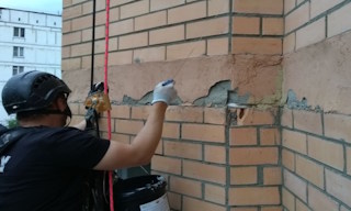 Обследование фасада здания в Каспийске в октябре